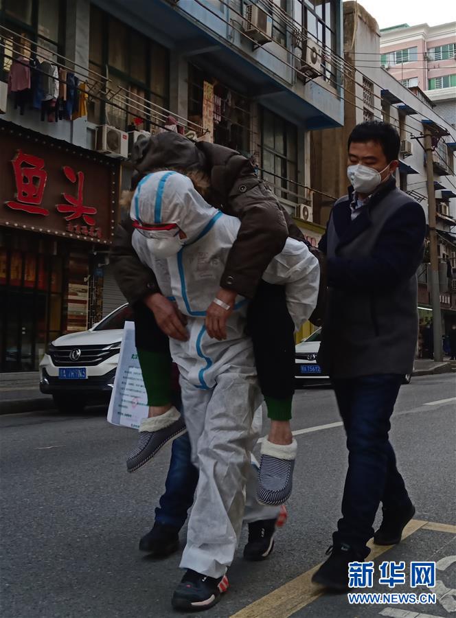 （習近平致敬的戰(zhàn)“疫”英雄·公安干警篇·圖文互動）（4）他們，抗疫一線鑄警魂