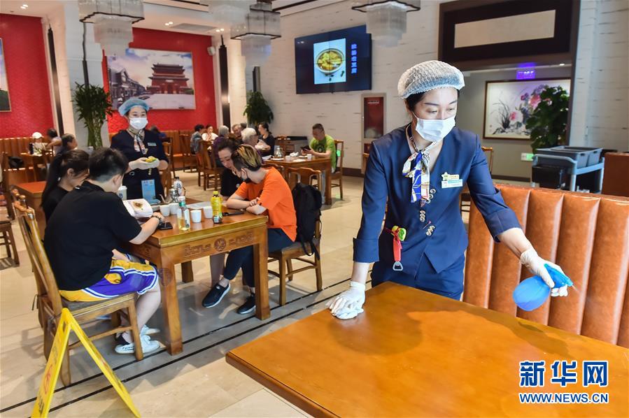 （圖文互動）（2）北京節(jié)日市場復工忙、人氣旺