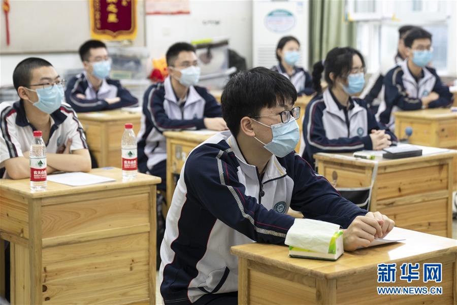 （在習(xí)近平新時(shí)代中國特色社會主義思想指引下——新時(shí)代新作為新篇章·習(xí)近平總書記關(guān)切事·圖文互動(dòng)）（3）疫情防控不減壓　復(fù)工復(fù)產(chǎn)正加速——武漢“解封”滿月觀察