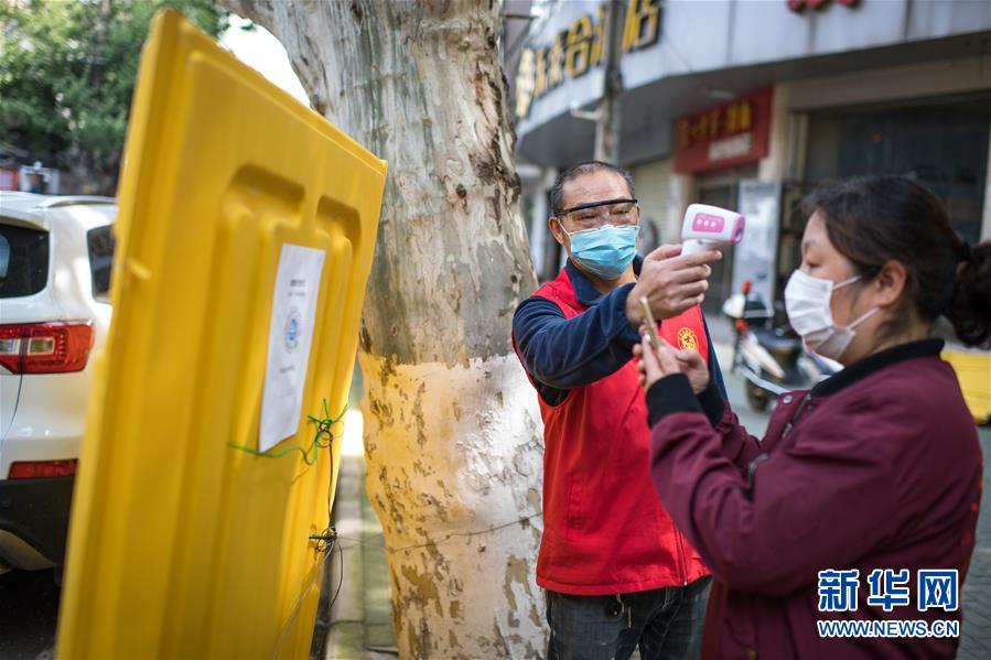 （在習(xí)近平新時(shí)代中國特色社會主義思想指引下——新時(shí)代新作為新篇章·習(xí)近平總書記關(guān)切事·圖文互動(dòng)）（6）疫情防控不減壓　復(fù)工復(fù)產(chǎn)正加速——武漢“解封”滿月觀察