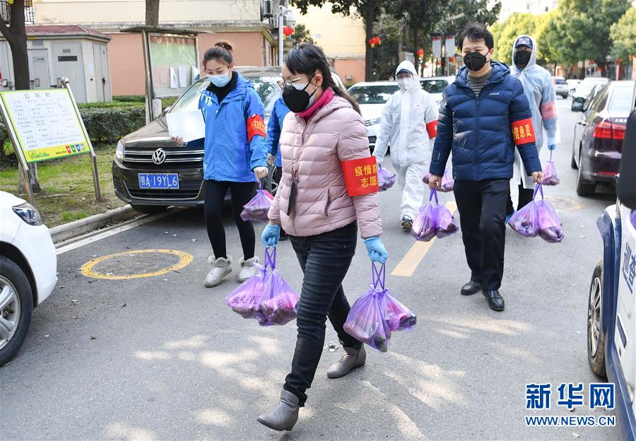 （新華全媒頭條·圖文互動）（10）“始終把人民群眾生命安全和身體健康放在第一位”——中國抗疫彰顯“生命至上、人民至上”理念
