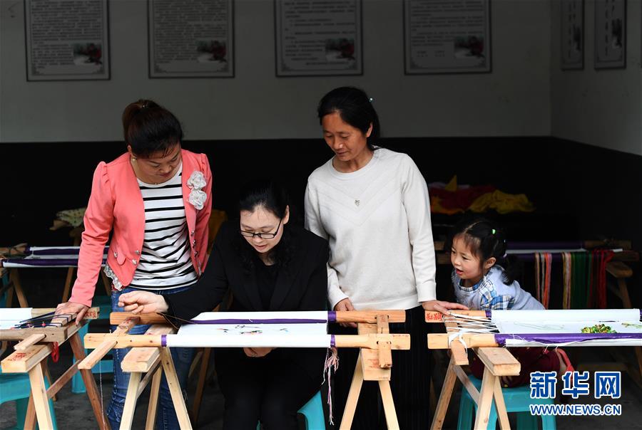 （兩會(huì)人物·圖文互動(dòng)）（1）帶娃、賺錢(qián)兩不誤——一位農(nóng)民工代表眼中的脫貧新工作