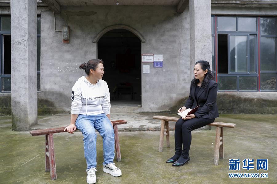 （兩會(huì)人物·圖文互動(dòng)）（4）帶娃、賺錢(qián)兩不誤——一位農(nóng)民工代表眼中的脫貧新工作