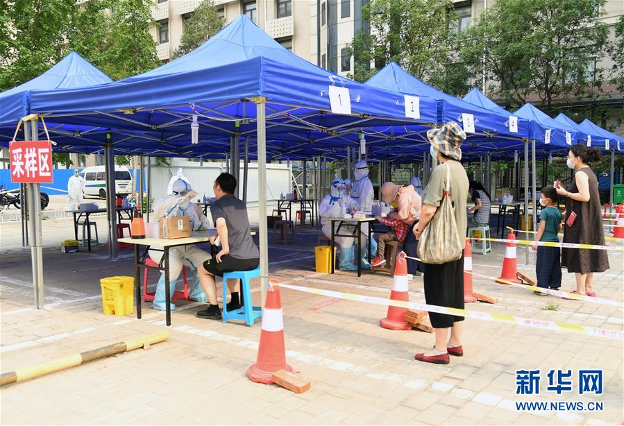 （新華全媒頭條·圖文互動(dòng)）（4）構(gòu)筑守護(hù)城市、守護(hù)生命的堅(jiān)強(qiáng)防線——北京開(kāi)展大規(guī)模核酸檢測(cè)