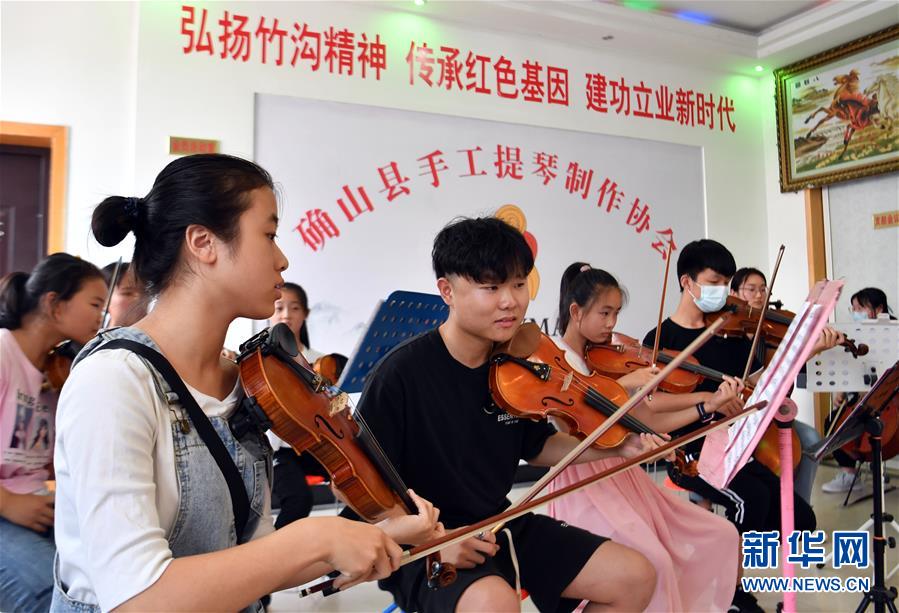 （走向我們的小康生活·圖文互動(dòng)）（8）放下鋤頭，卻撥動(dòng)命運(yùn)的琴弦