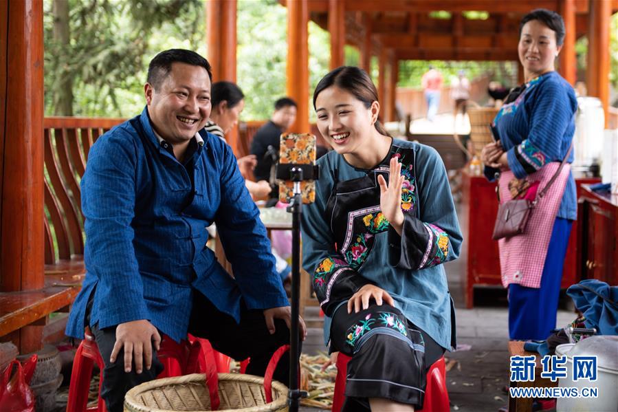 （新華全媒頭條·走向我們的小康生活·圖文互動）（10）那山，那人，那苗寨——十八洞村三代人的奮斗史
