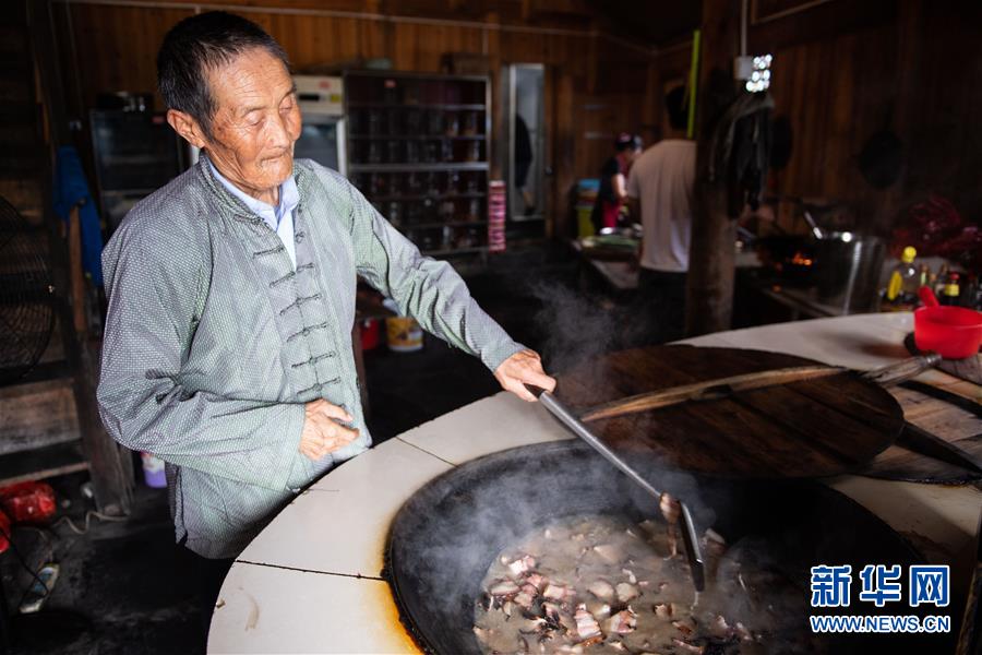 （新華全媒頭條·走向我們的小康生活·圖文互動）（8）那山，那人，那苗寨——十八洞村三代人的奮斗史