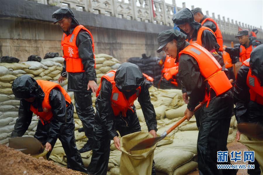 （防汛抗洪·圖文互動(dòng)）（1）洪水不退，子弟兵誓死不退——解放軍和武警部隊(duì)官兵參與洪澇災(zāi)害搶險(xiǎn)救援記事