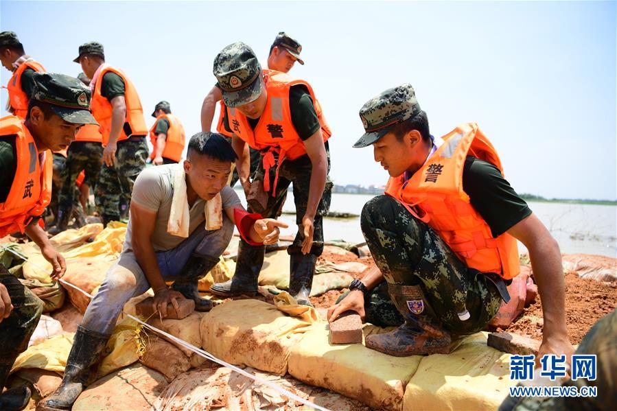 （防汛抗洪·圖文互動(dòng)）（2）洪水不退，子弟兵誓死不退——解放軍和武警部隊(duì)官兵參與洪澇災(zāi)害搶險(xiǎn)救援記事