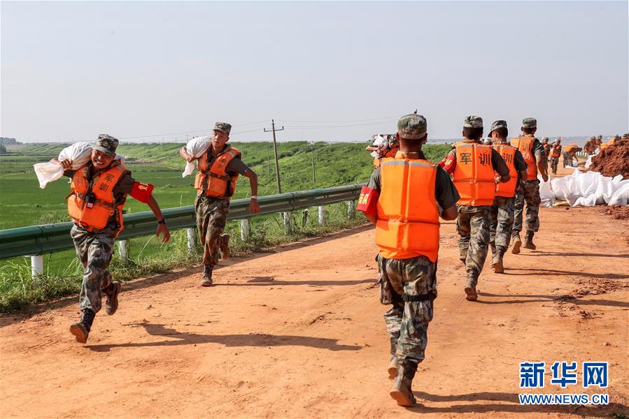 （防汛抗洪·圖文互動(dòng)）（5）洪水不退，子弟兵誓死不退——解放軍和武警部隊(duì)官兵參與洪澇災(zāi)害搶險(xiǎn)救援記事