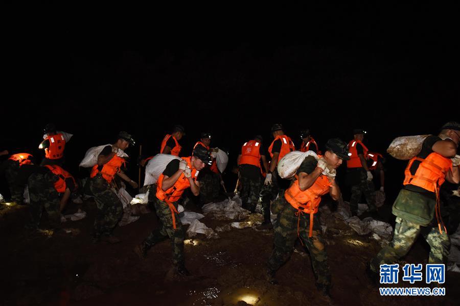 （防汛抗洪·圖文互動(dòng)）（7）洪水不退，子弟兵誓死不退——解放軍和武警部隊(duì)官兵參與洪澇災(zāi)害搶險(xiǎn)救援記事
