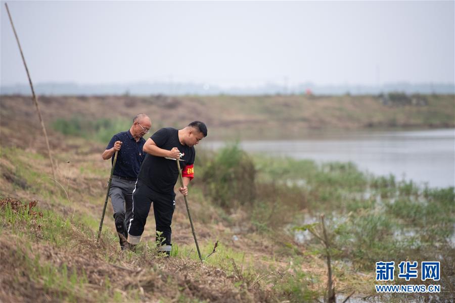（防汛抗洪·圖文互動(dòng)）（1）在大堤上成長(zhǎng)，為人民守護(hù)——洪水中的青年“生力軍”