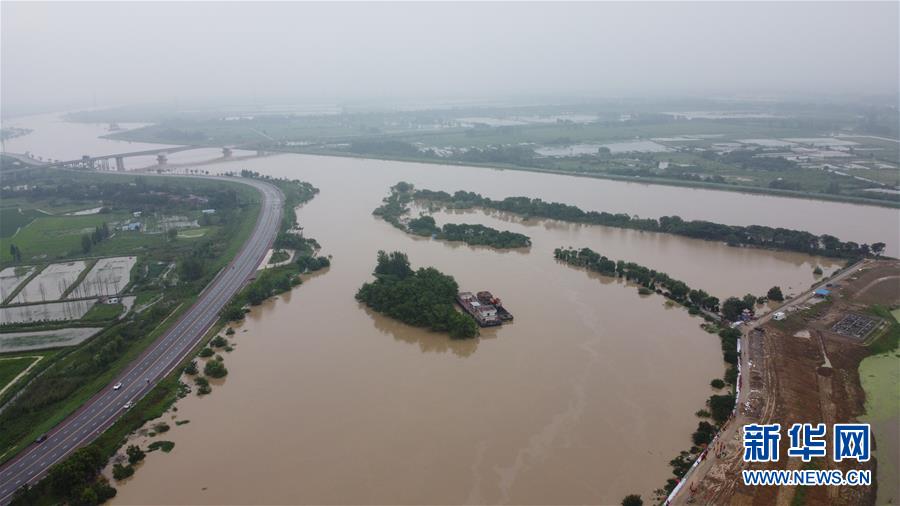 （防汛抗洪·圖文互動）（1）洪水來襲，銅鑼聲在千年古鎮(zhèn)的雨夜響起