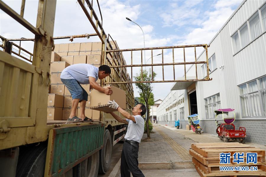 （落實(shí)“六穩(wěn)”“六保”一線見聞·圖文互動）（1）“不讓一名貧困勞動力失業(yè)！”——三峽庫區(qū)穩(wěn)就業(yè)見聞