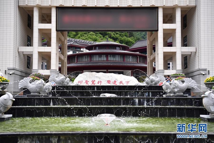 （新華視點·圖文互動）（3）學(xué)校建漂亮點本無錯，為何這所“豪華中學(xué)”讓人困惑？