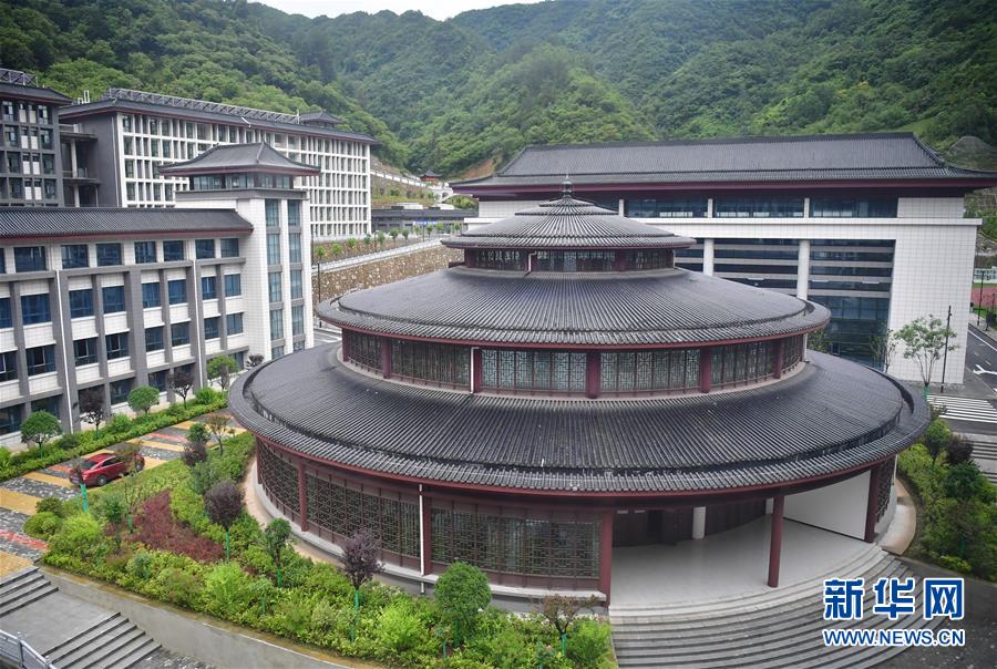 （新華視點·圖文互動）（4）學(xué)校建漂亮點本無錯，為何這所“豪華中學(xué)”讓人困惑？