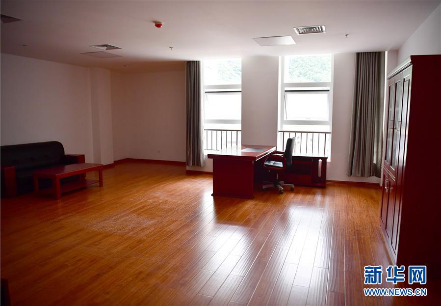 （新華視點·圖文互動）（6）學(xué)校建漂亮點本無錯，為何這所“豪華中學(xué)”讓人困惑？