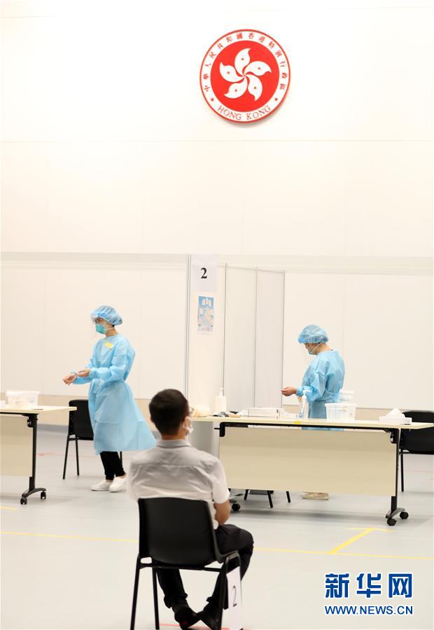 （圖文互動）（2）特寫：新冠病毒普檢首日，香港市民踴躍參與