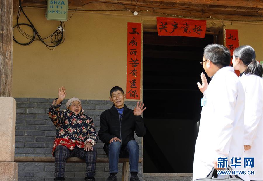 （習(xí)近平的小康故事·新華網(wǎng)·圖文互動(dòng)）（6）“真正解決好基層群眾看病難、看病貴問(wèn)題”——習(xí)近平和群眾健康的故事