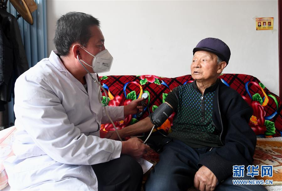 （習(xí)近平的小康故事·新華網(wǎng)·圖文互動(dòng)）（2）“真正解決好基層群眾看病難、看病貴問(wèn)題”——習(xí)近平和群眾健康的故事