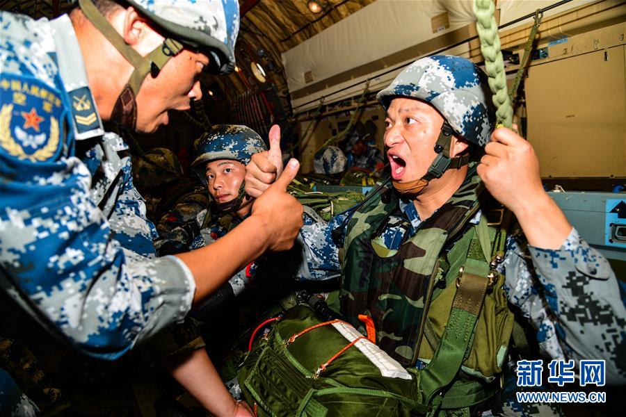（在習(xí)近平強(qiáng)軍思想指引下·我們?cè)趹?zhàn)位報(bào)告·圖文互動(dòng)）（3）朵朵傘花綻放，勝戰(zhàn)精兵天降——空降兵部隊(duì)某旅教導(dǎo)員余海龍帶領(lǐng)官兵傳承黃繼光精神記事