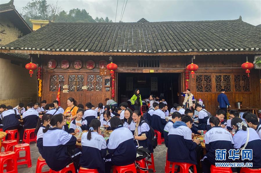 （在習(xí)近平新時(shí)代中國特色社會(huì)主義思想指引下——新時(shí)代新作為新篇章·習(xí)近平總書記關(guān)切事·圖文互動(dòng)）（2）精準(zhǔn)扶貧7年，十八洞村“長”出10余種新職業(yè)