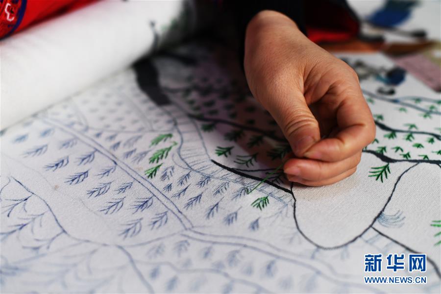 （兩會(huì)人物·圖文互動(dòng)）（2）帶娃、賺錢兩不誤——一位農(nóng)民工代表眼中的脫貧新工作
