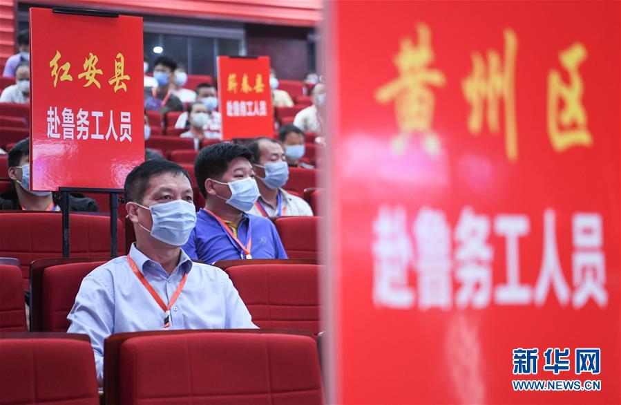 （兩會·熱點畫報）（15）代表委員建言統籌做好經濟社會發(fā)展工作