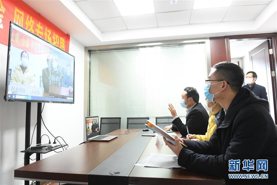 （新華全媒頭條·圖文互動）（18）從人民中汲取磅礴力量——習(xí)近平總書記同出席2020年全國兩會人大代表、政協(xié)委員共商國是紀實