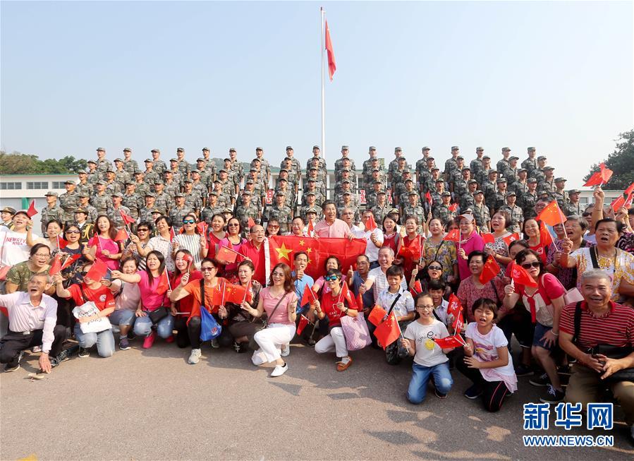 （圖文互動(dòng)）（4）“我和我的祖國(guó)，一刻也不能分割”——解放軍駐香港部隊(duì)與市民共同慶祝國(guó)慶70周年見(jiàn)聞