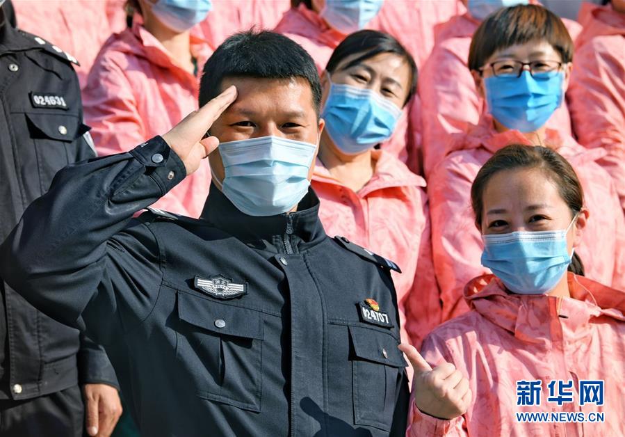 （習近平致敬的戰(zhàn)“疫”英雄·公安干警篇·圖文互動）（1）他們，抗疫一線鑄警魂