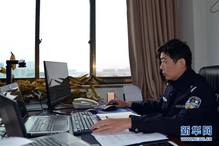 （習近平致敬的戰(zhàn)“疫”英雄·公安干警篇·圖文互動）（8）他們，抗疫一線鑄警魂