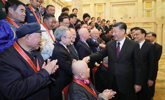 慶祝大會結束后，習近平等會見受表彰人員及親屬代表