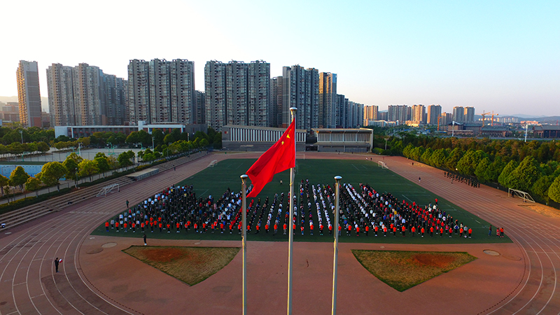 前進(jìn)，前進(jìn)，前進(jìn)進(jìn)! 在偉大變革中彰顯青春