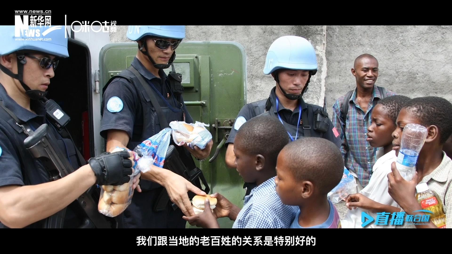 這群胸前印著五星紅旗的警察，在當(dāng)?shù)孛癖娦睦镉兄恋榈榈姆萘?，也傳遞出許多的善意與感動(dòng)。