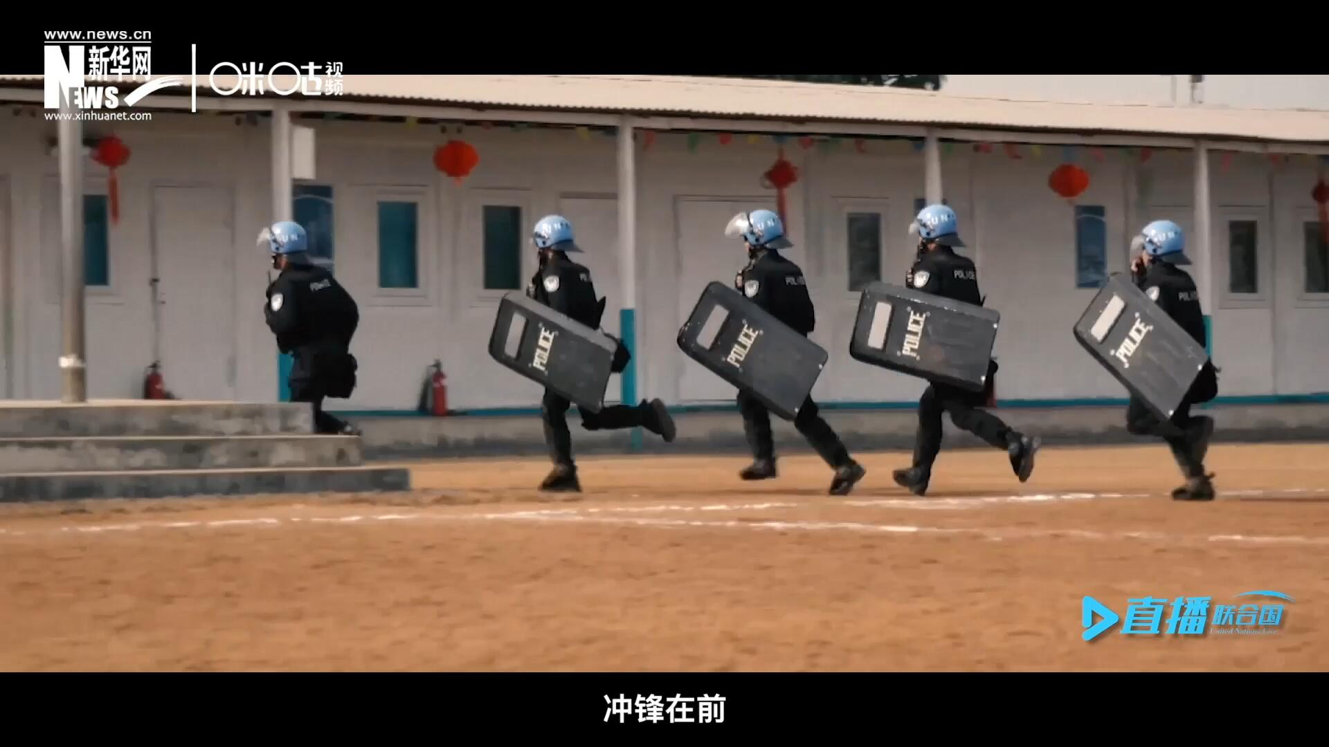 有這樣一支隊(duì)伍，他們不畏艱險(xiǎn)，沖鋒在前，頭戴藍(lán)盔，為和平而戰(zhàn)，他們的名字叫做聯(lián)合國維和部隊(duì)。