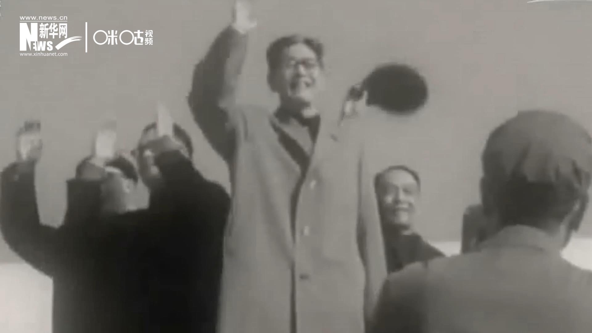 1971年11月9日，全新成立的中國聯(lián)合國代表團在群眾的歡呼與掌聲中登上專機，正式開啟了中國的聯(lián)合國之旅。