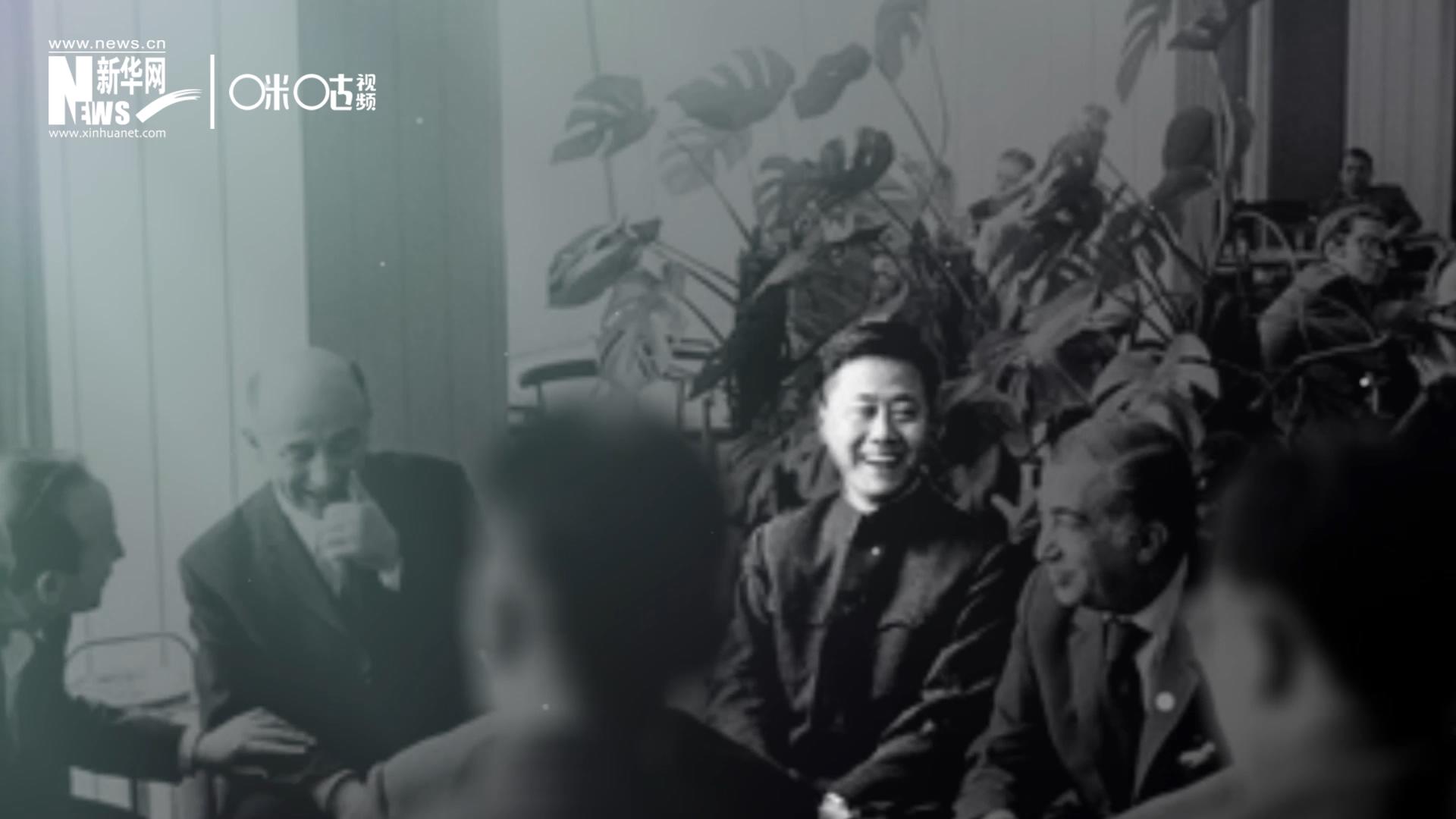 照片里的這個人是高梁，原新華社國際部記者。原本作為代表團隨行記者的他接到通知，由他帶領一支先遣小組先行去紐約。