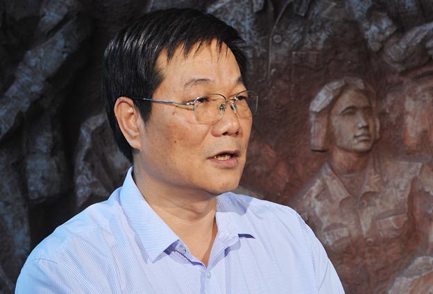 我們把黨的政治優(yōu)勢和現(xiàn)代企業(yè)制度優(yōu)勢結(jié)合起來，建立完善決策、執(zhí)行、監(jiān)督三個體系。