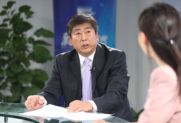 具體落在實處就是把方向，管大局，保落實
