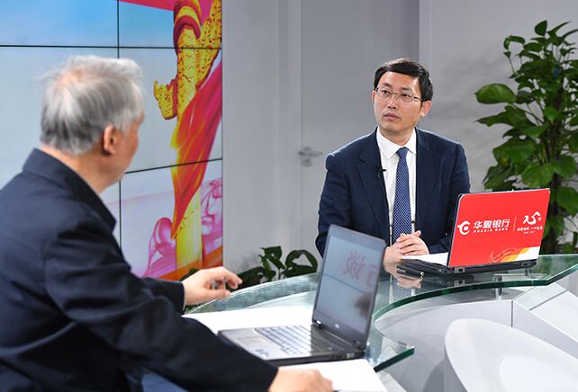 您再給我們梳理一下，黨章中有關(guān)“基本路線”的修改情況。