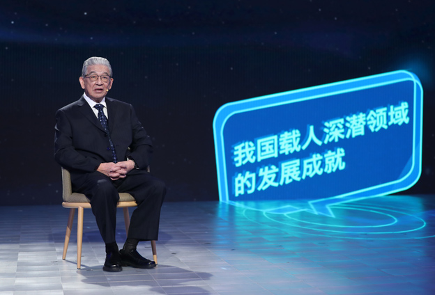 抱著要建造先進(jìn)的海軍裝備保家衛(wèi)國的心愿，考入了交通大學(xué)造船系