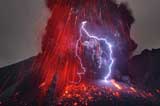 大自然“憤怒”之力！攝影師拍到火山閃電奇觀