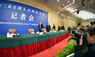 尚福林、劉士余、項(xiàng)俊波等步入會場