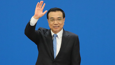 記者會結束后，李克強揮手致意
