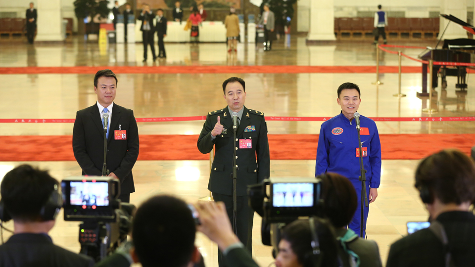 趙宏博、景海鵬、唐嘉陵代表接受采訪