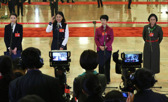 吳敏霞、杜玉濤、蒙曼、盧麗安代表接受采訪
