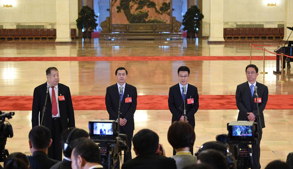 凌解放、王立平、徐川、黃一兵接受采訪