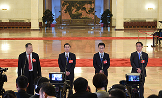 凌解放、王立平、徐川、黃一兵代表接受采訪