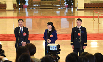 孟祥飛、李媛、曹先建代表接受采訪
